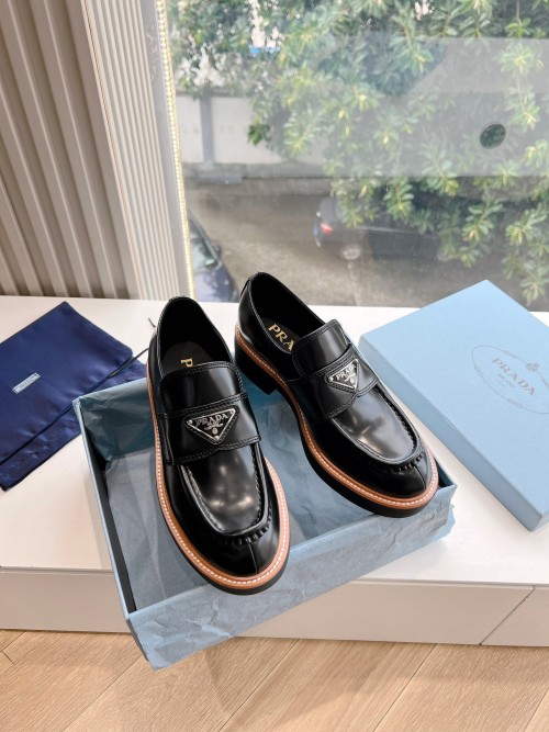 프라다 여성 로퍼