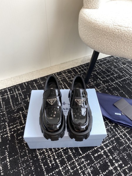 프라다 로퍼 유광