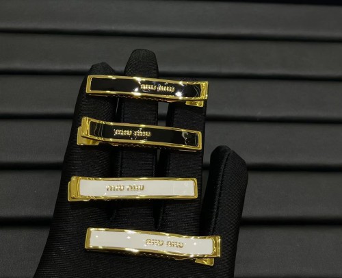 미우미우 머리핀