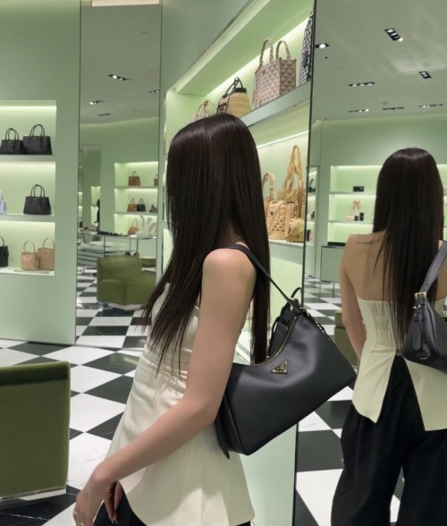 프라다 에이미백 미듐