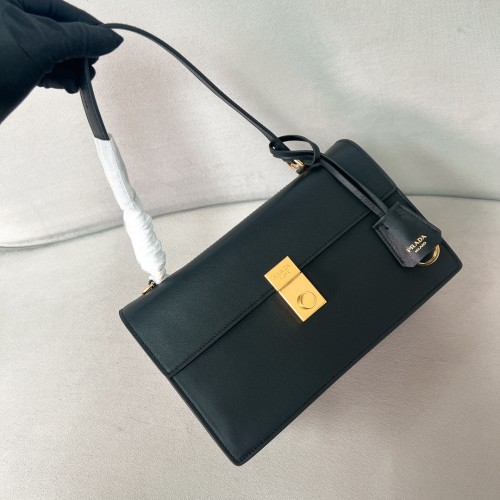 프라다 소프트 사운드 숄더백