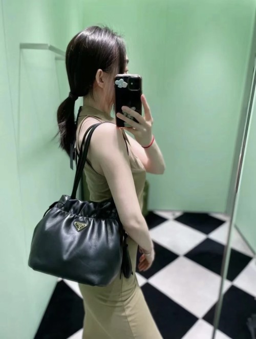 프라다 빅 럭키 클라우드백