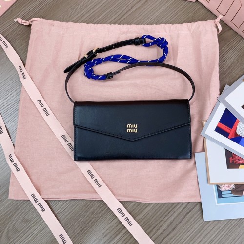 미우미우 가죽숄더장지갑