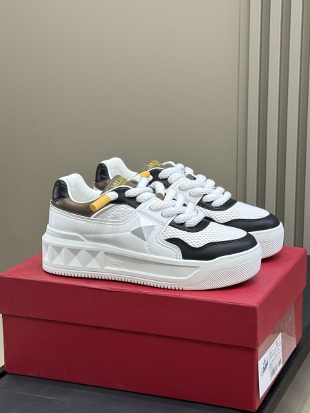 발렌티노 스니커즈