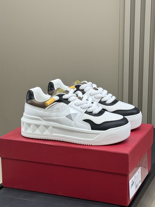 발렌티노 스니커즈