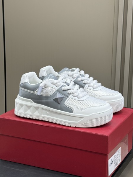 발렌티노 스니커즈