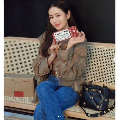 [Valentino] 발렌티노 로만스터드 체인 숄더백 21011930