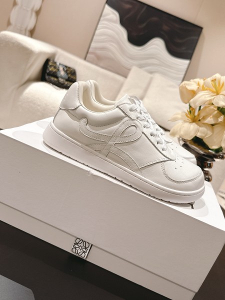 로에베 스니커즈