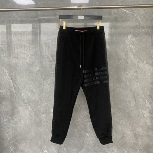 [Thom Browne] 톰브라운 남/여 사선 로고 블랙 조거 팬츠 24030931