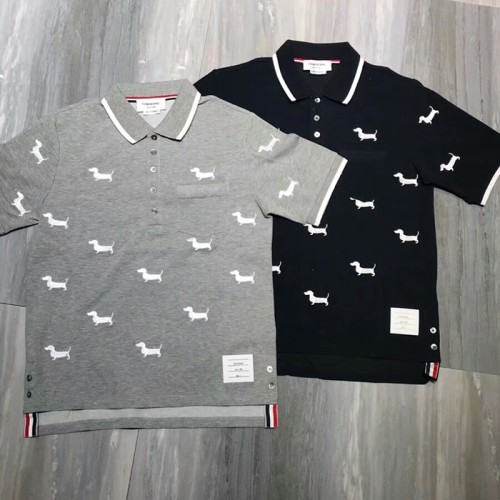 [Thom Browne] 톰브라운 남녀공용 자수 카라 티셔츠 18053032