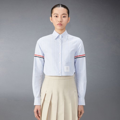 [Thom Browne] 톰브라운 스트라이프 옥스포드 암밴드 여성 크롭 셔츠 FLL183O-F0660
