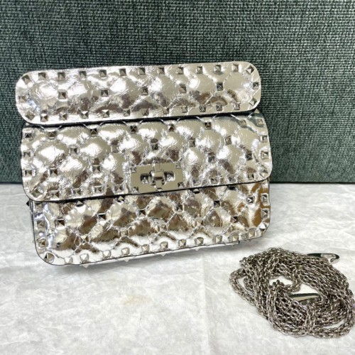[Valentino] 발렌티노 가라바니 스몰 락스터드 스파이크 토트백 1699779