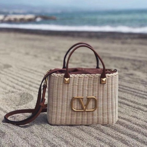 [Valentino] 발렌티노 V 로고 시그니처 위커 버킷 백 23060133