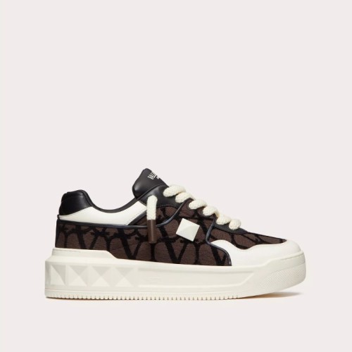 [Valentino] 발렌티노 나파 가죽 & 투알 아이코노그래피 패브릭 원 스터드 XL 로우탑 스니커즈 3Y2S0G37IFF_KDC