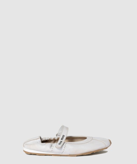 [MIUMIU-미우미우]표백된 나파 가죽 발레리나 5F370E